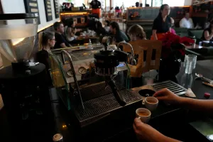 Confiança de serviços no Brasil cai em abril ao menor nível desde agosto, diz FGV