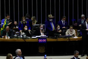 Relator vota para suspender mandatos de deputados que ocuparam Mesa Diretora