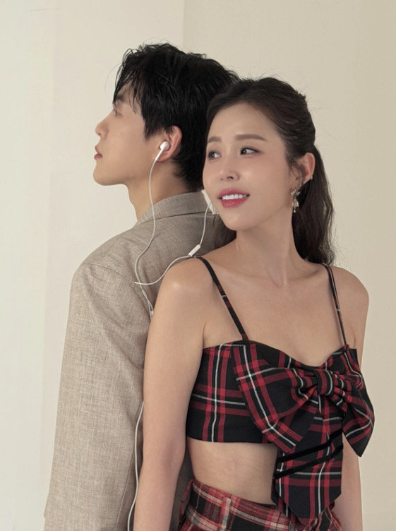 ‘5월 결혼’ 신지, ♥문원과 과감 민소매 노출 의상…군살 없는 몸매 눈길