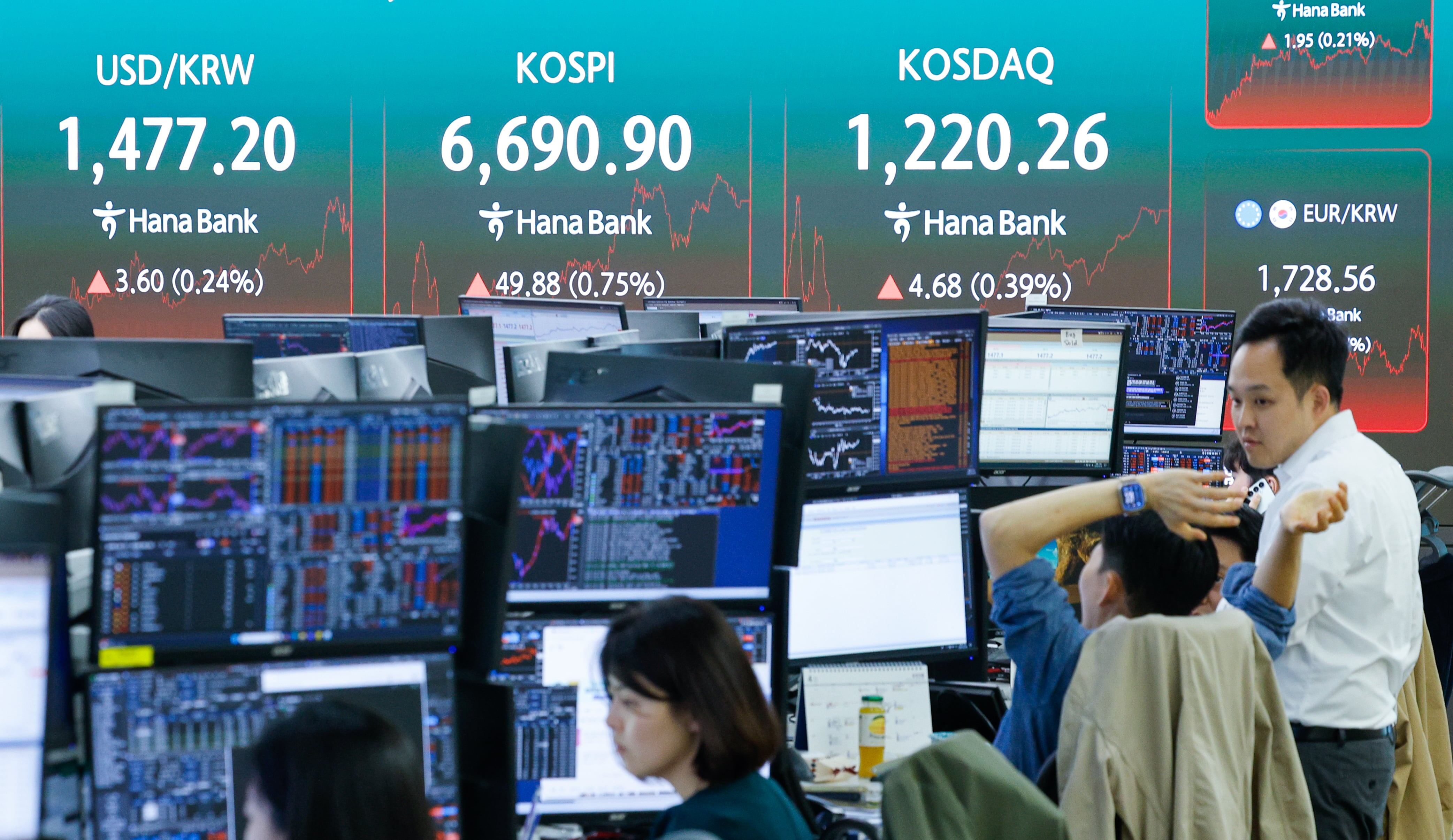 [마켓뷰] 코스피, 사흘 연속 사상 최고 기록… 장중 6700포인트 찍기도
