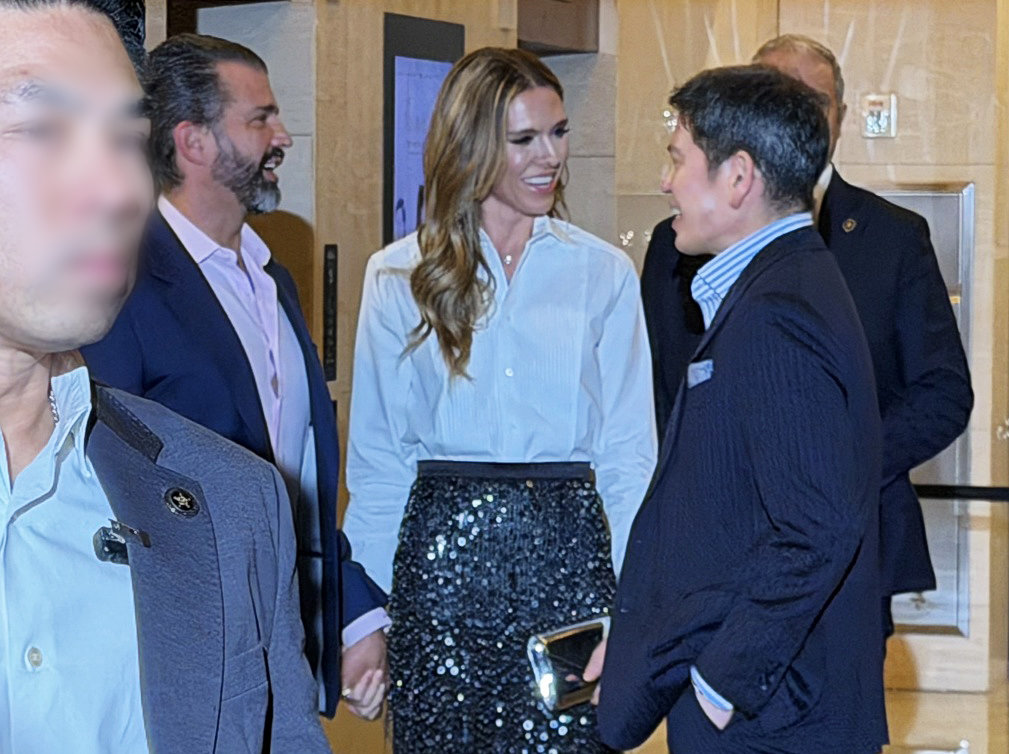 트럼프 장남, 정용진 부인 콘서트장에…‘빨간 모자’ 사인도