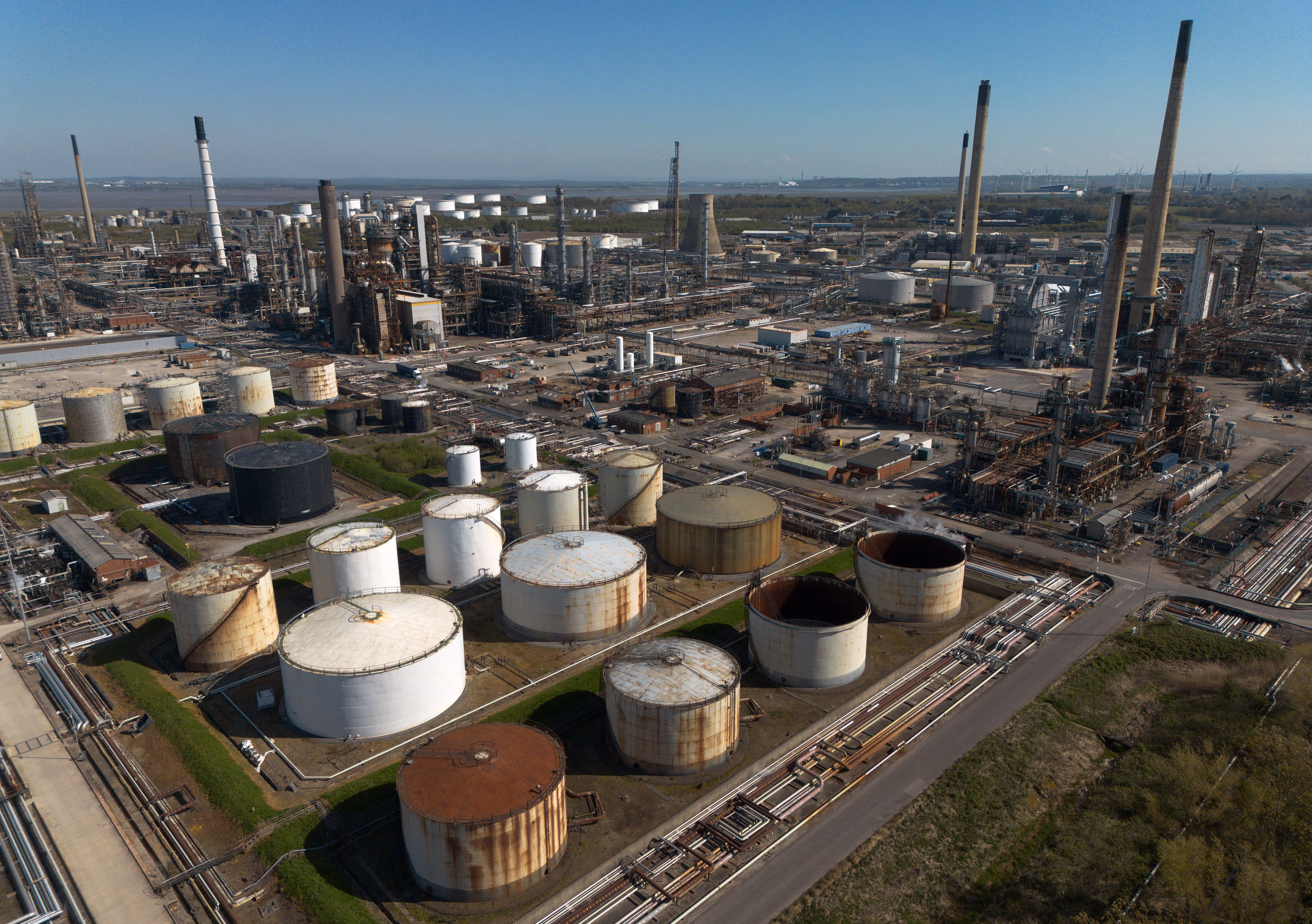 La escalada del crudo termina con el maná del refino en las petroleras europeas