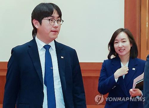 Lee approves resignation of 2 presidential officials expected to run in by-elections