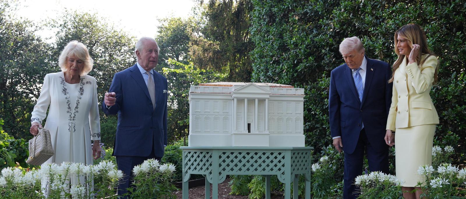 백악관 모양 벌통 둘러보는 英 찰스 3세 부부