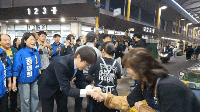 하정우, 악수 후 손털기 논란… 野 “부산 주민 손 오물 취급”