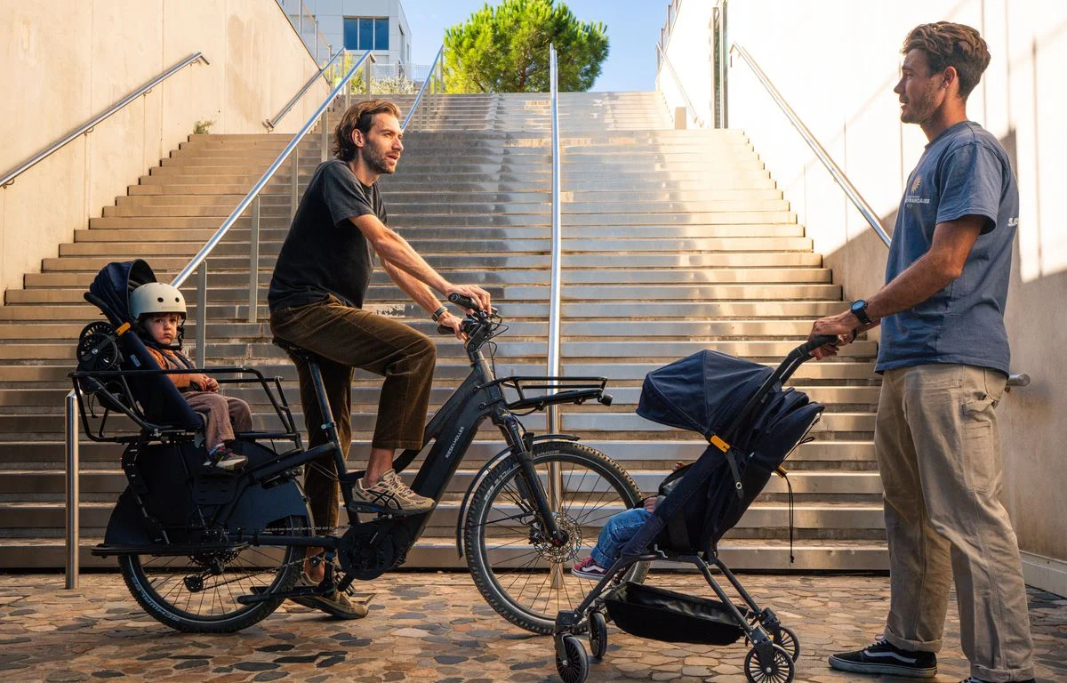 Mobilités : Bonne nouvelle, la poussette qui se transforme en siège vélo, c’est pour bientôt !