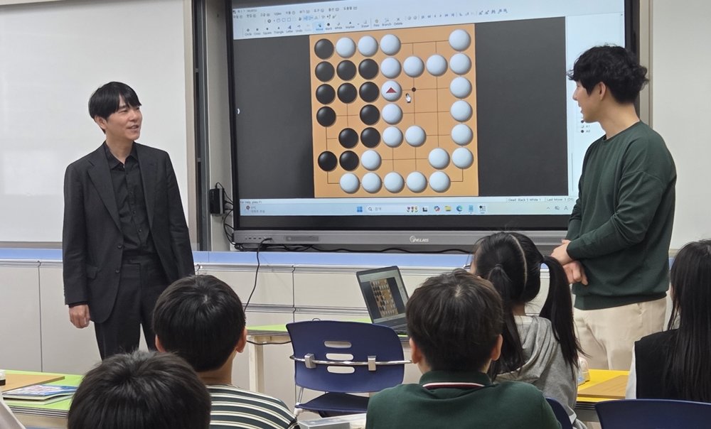 “전설이 교실로”…이세돌, 울산 초등생들과 특별한 한 판