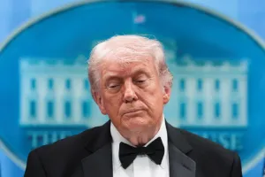 Trump diz que gasolina “vai cair” após guerra no Irã e fala em colapso iraniano