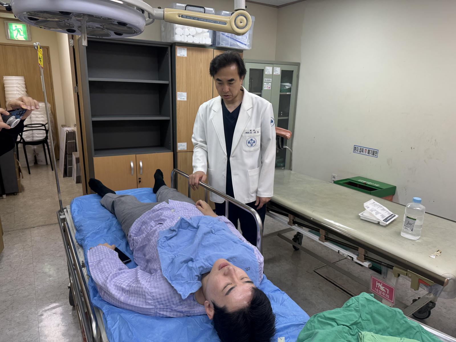 개혁신당 정이한 부산시장 후보, ‘음료수 테러’ 당했다…병원 이송