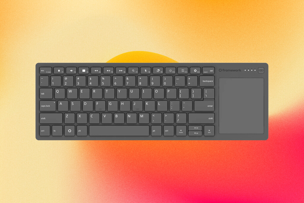 Framework ha resucitado el periférico que no sabíamos que necesitábamos: un teclado con trackpad integrado para el salón de casa