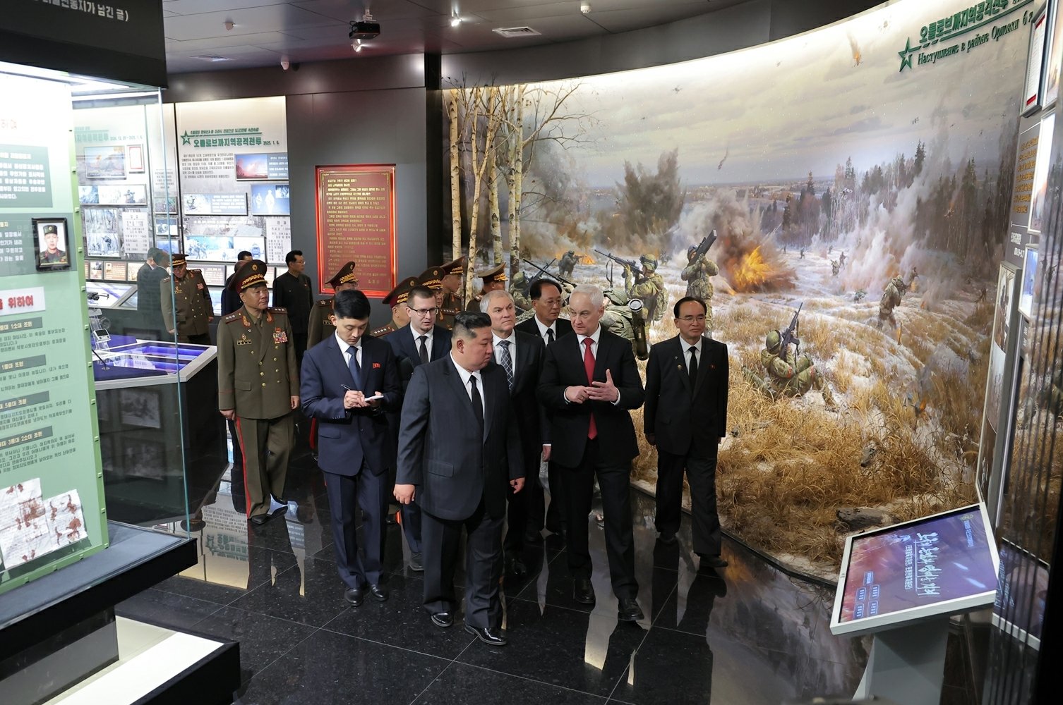 평양은 왜 해 질 무렵에 준공식을 했을까-김정은의 ‘러 파병 기념관’ 사진에서 읽은 5가지[청계천 옆 사진관]