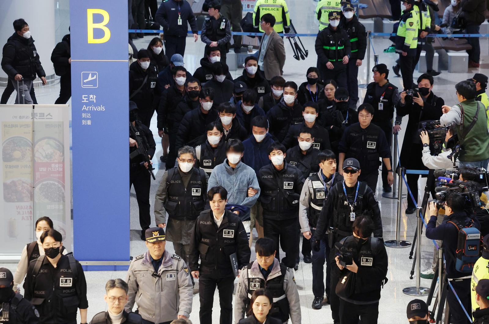 ‘송민호파’ ‘크리스파’ 57명 캄보디아서 송환…사기 피해액 539억