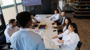 Mulheres recebem 21,3% a menos que homens em empresas com 100 ou mais funcionários