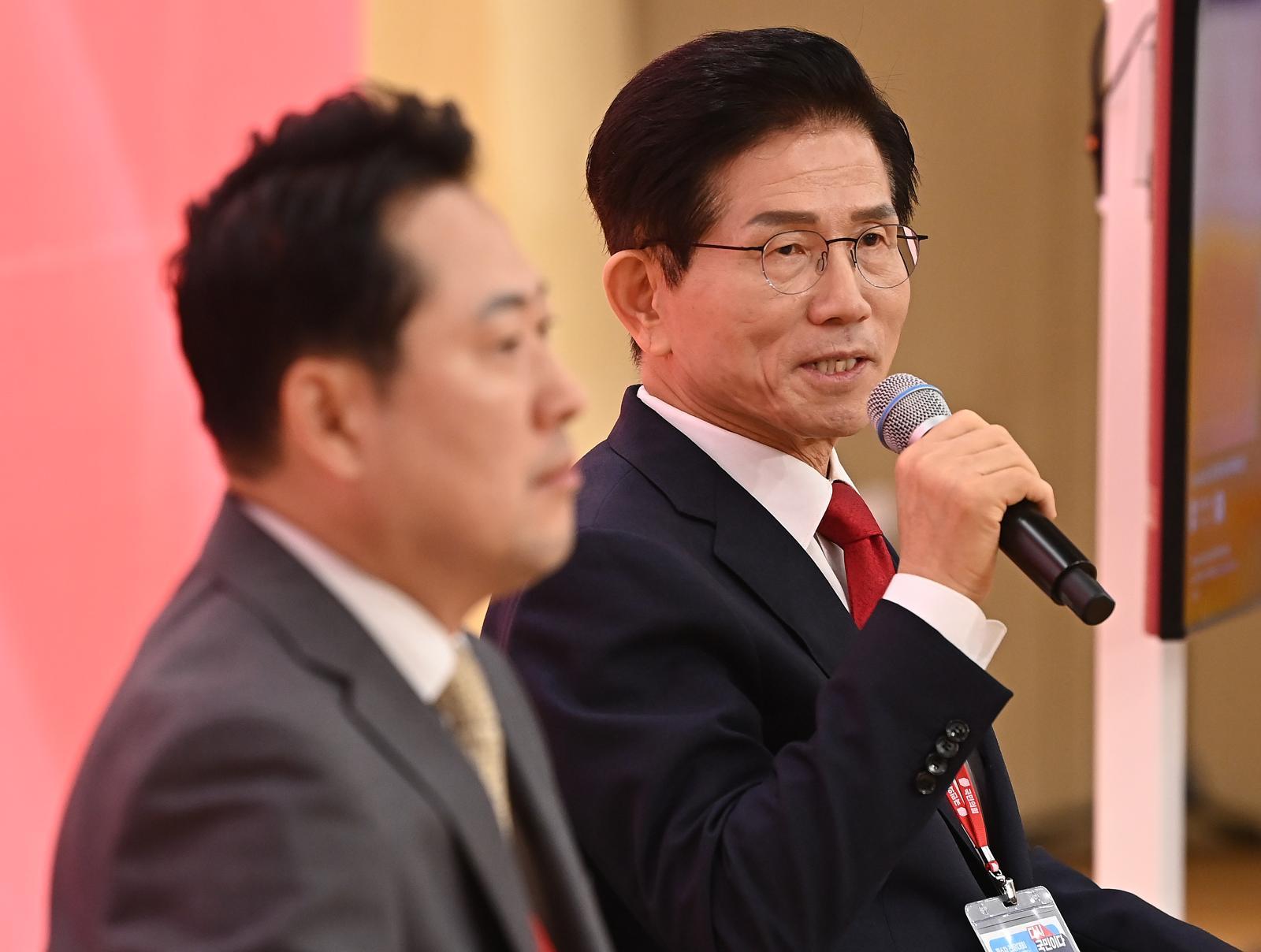 보수결집 노리는 국힘 후보들, 장동혁 대신 김문수에 러브콜