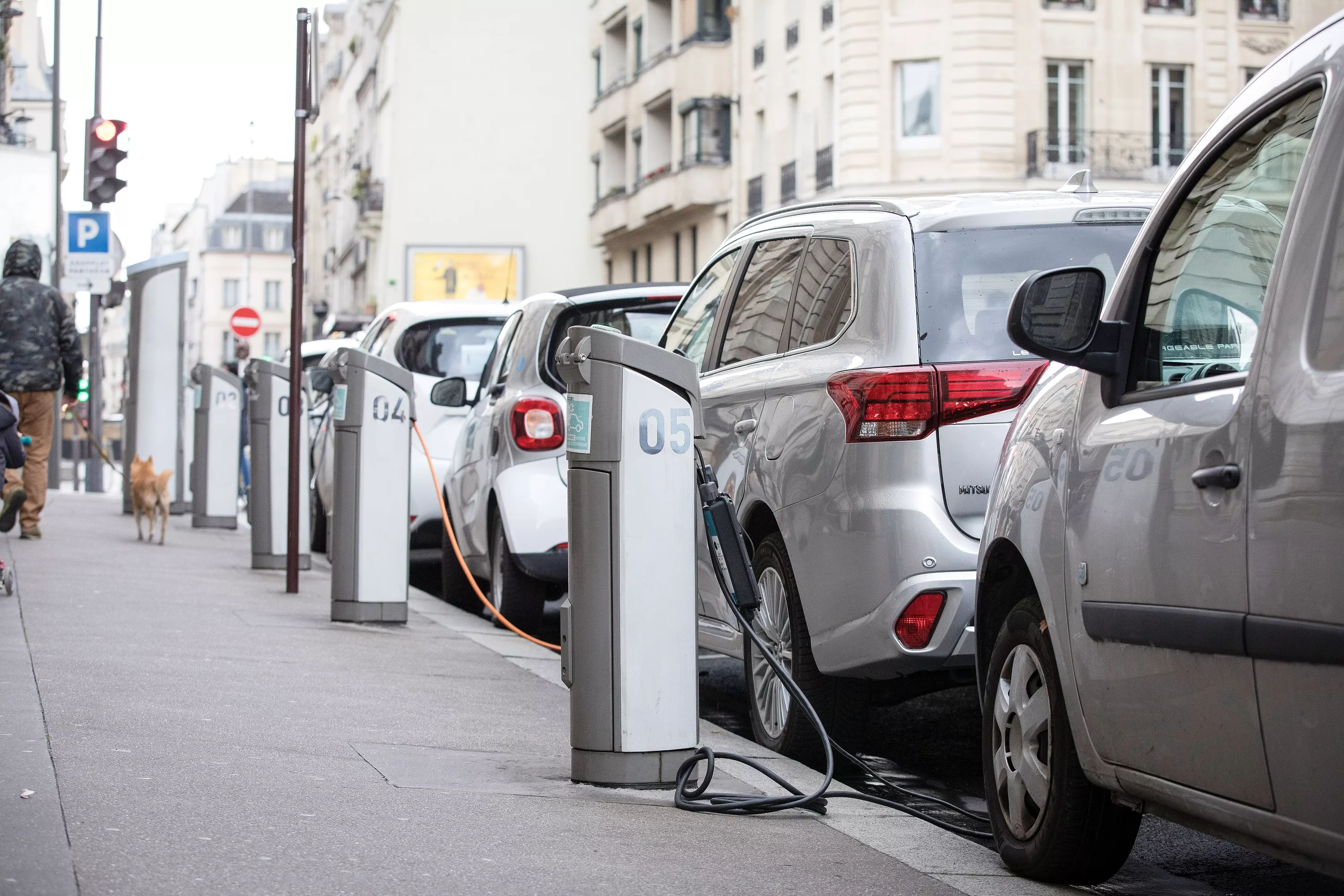 Bond en avant des véhicules électriques, dans un marché auto déprimé