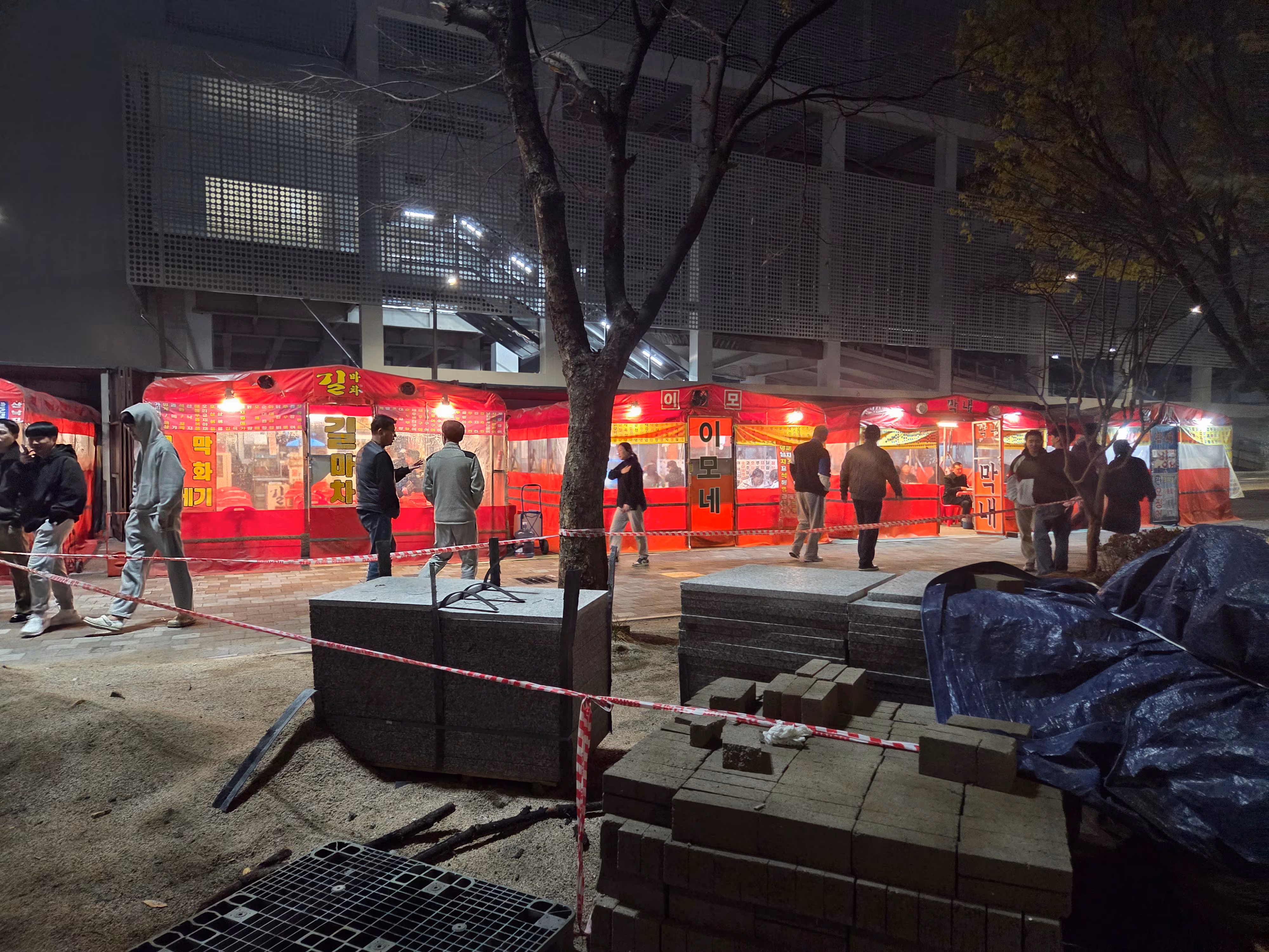 [단독] GTX역 착공 코앞인데… “못 나간다” 버티는 불법 포장마차