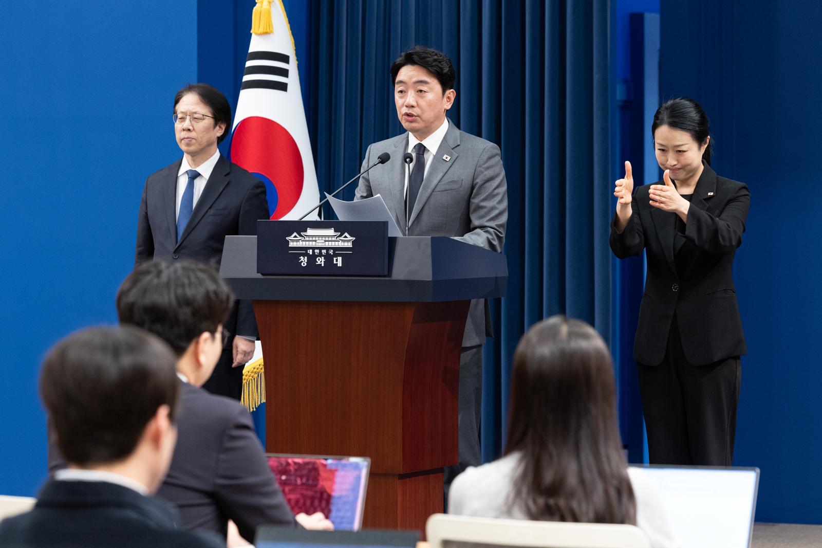 靑 “5급 승진 패스트트랙 도입…민간 인재 연봉 상한 없앨 것”