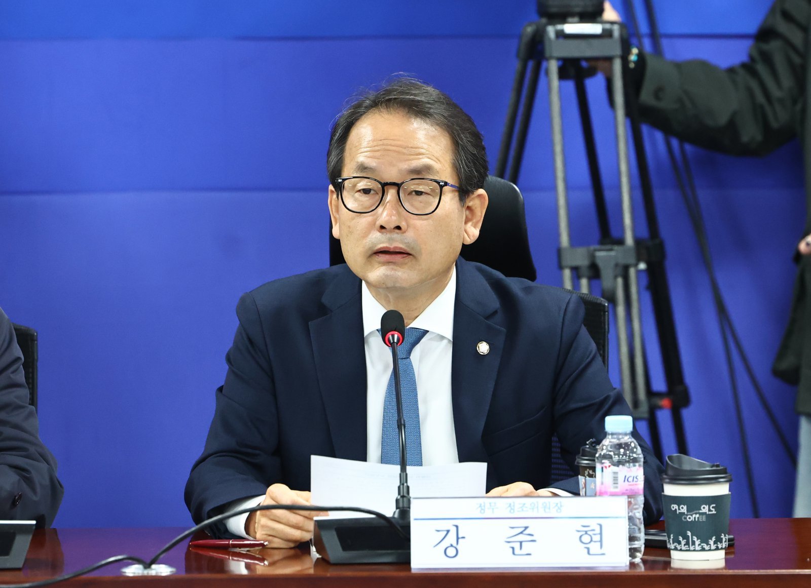 與, 기초단체장 후보 금품 수수 의혹에 … “경찰 조사 지켜볼것”