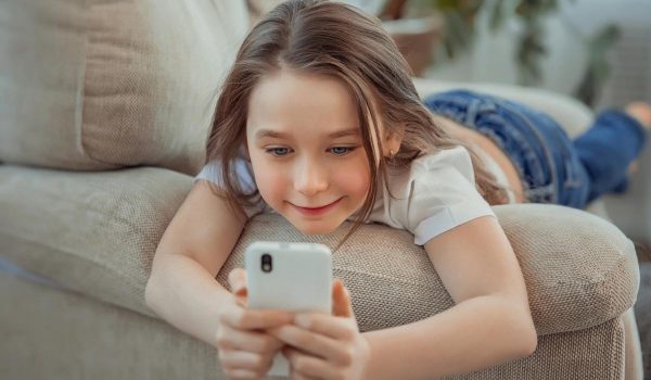 Les réseaux sociaux pourraient freiner les capacités de lecture des adolescents selon une étude