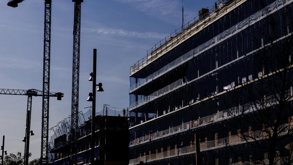 El plan de vivienda pública de Illa atrae ocho empresas en su primera licitación