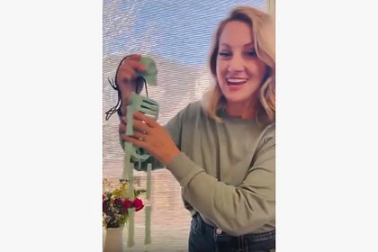 Женщина сделала ветряной колокольчик из костей сестры