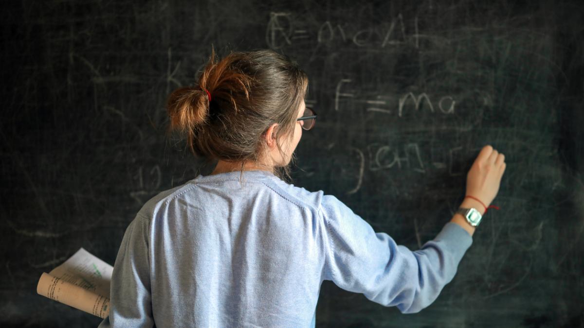 El Govern aprueba la subida de sueldo de los profesores y el complemento por salidas