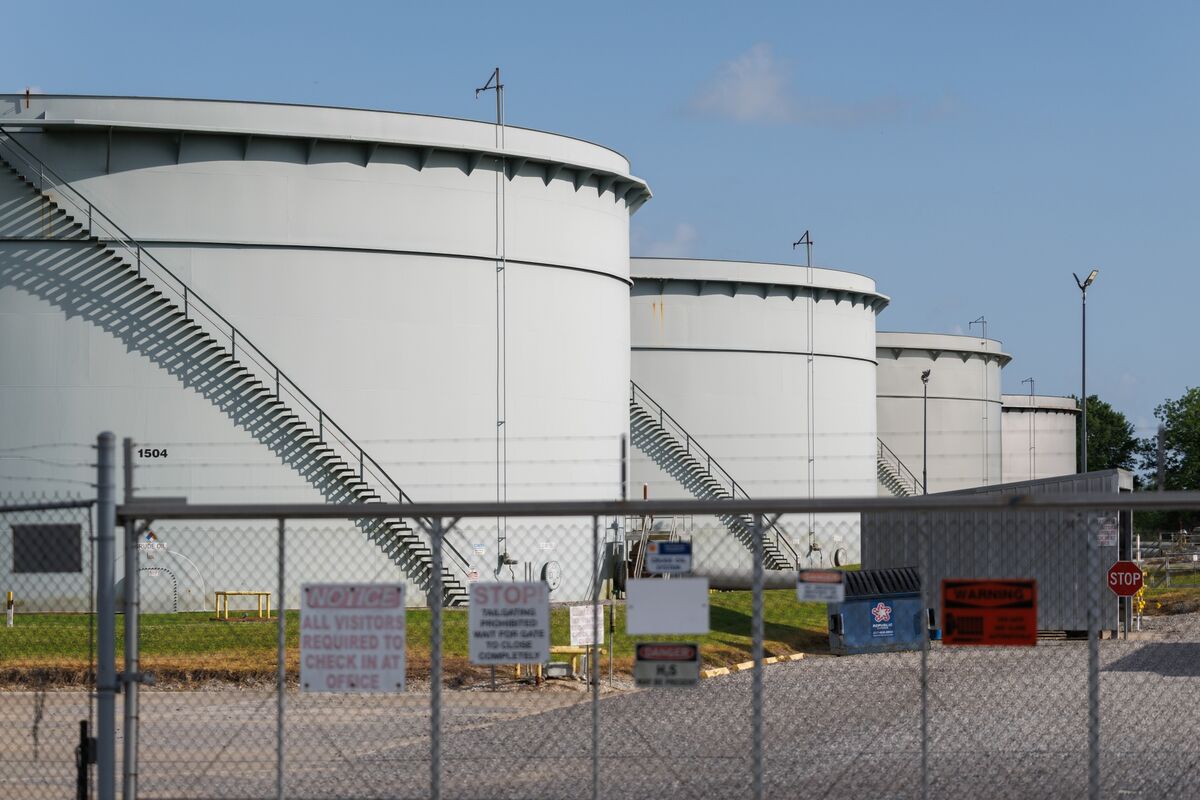 US Natural Gas Futures Fall Alongside Oil Price Drop, LNG Dip