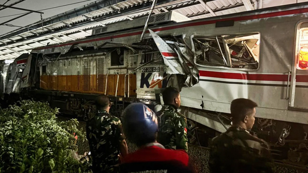 7 killed and dozens injured in train crash near Jakarta
