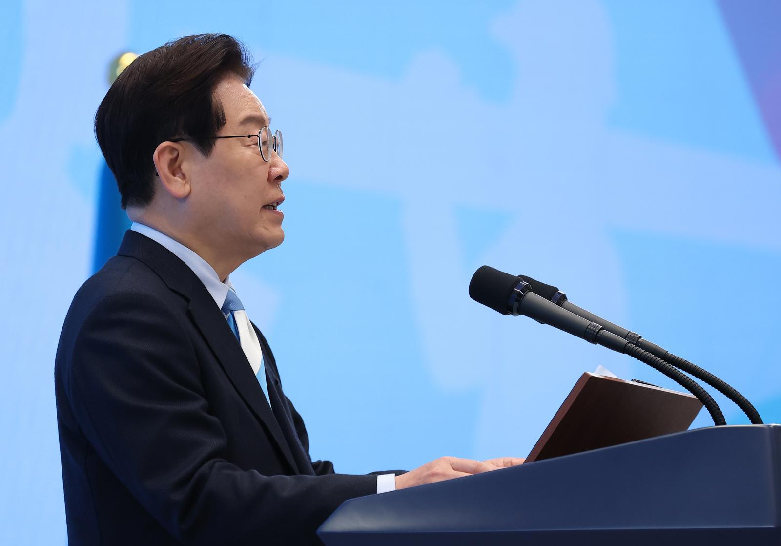 李 국정 지지율 64%…전주 대비 3%포인트 하락