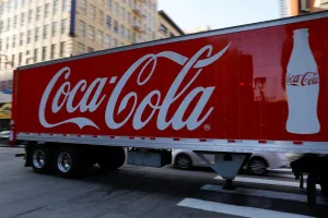 Coca-Cola supera expectativas em lucro e receita; ação sobe 2,5% no pré-mercado