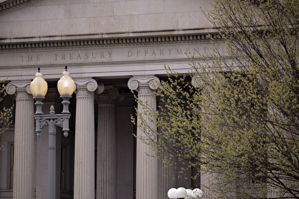 Treasuries Slump as Fed Division Reveals Split on Rate Outlook