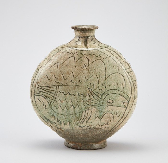 독창적 선무늬 15세기 ‘분청사기 음각선어문 편병’ 보물 된다