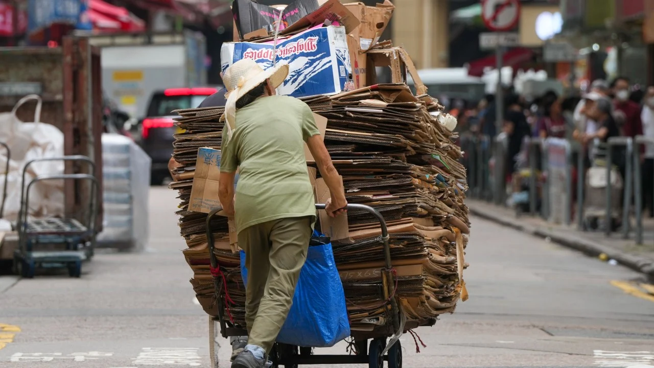 HK$1 minimum wage rise unlikely to significantly lift low-paid incomes, experts say