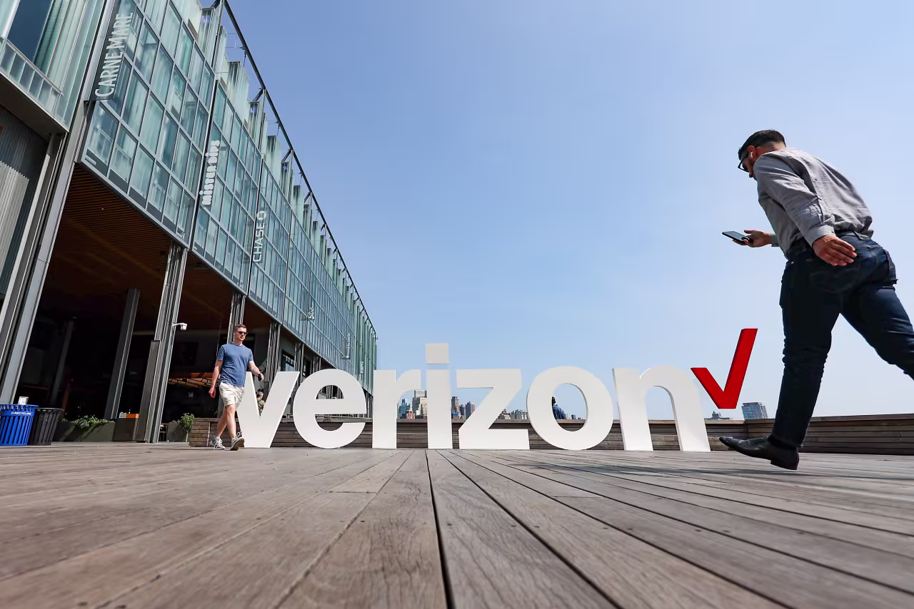 Verizon’s stock rises as the company posts surprise subscriber growth under new CEO