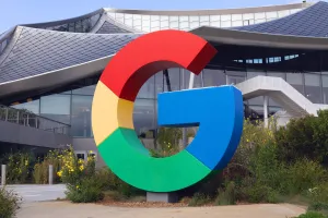 Alphabet: dona do Google supera estimativas na nuvem com demanda por IA; ação sobe