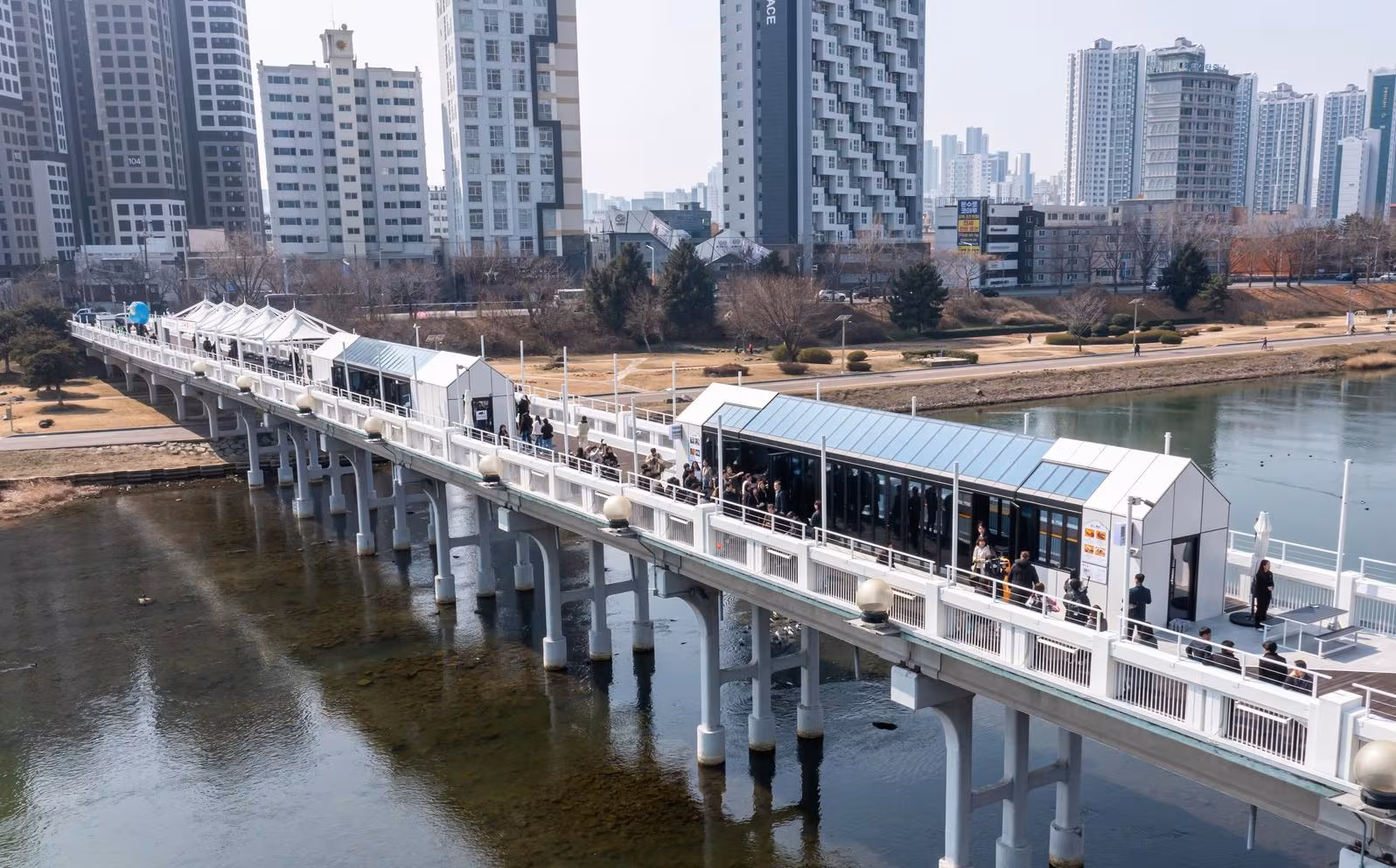 세계음식 먹고 공연 즐기고... 다리 위 ‘세계음식관서’ 거리 공연