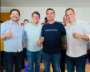 Flávio diz que Tarcísio será presidente “um dia” e que agro é tratado como “lixo”