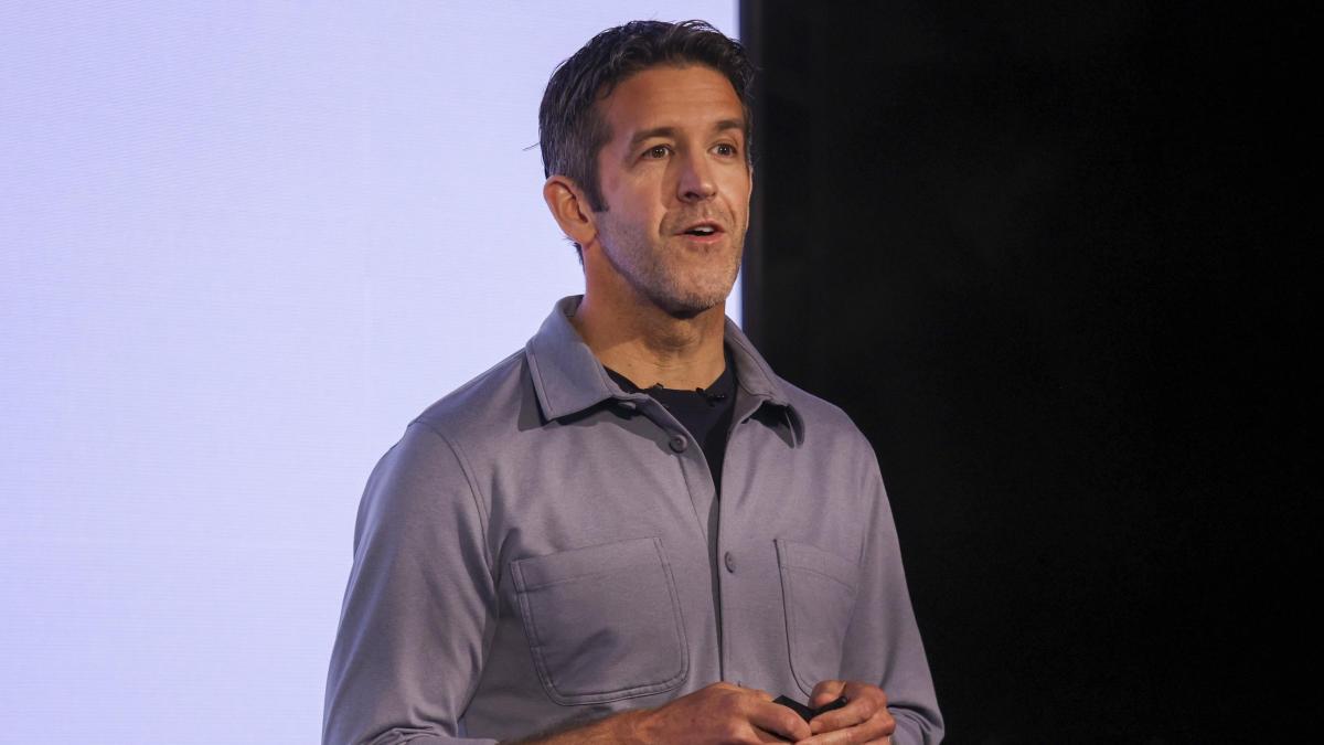 Tim Cook cede el mando de Apple a John Ternus, un experto en hardware en plena era de la IA