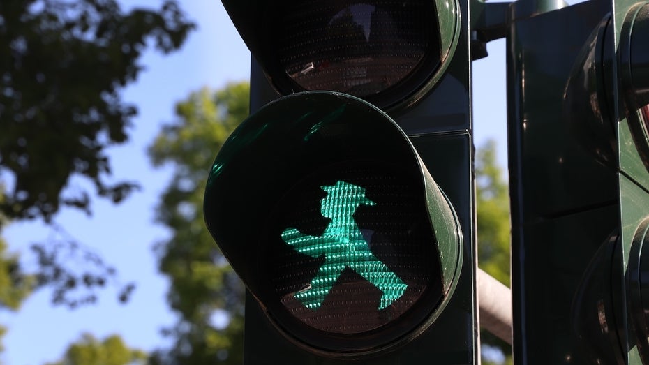 Dieses System stattet Fußgängerampeln mit KI aus: Wie davon auch Autofahrer profitieren sollen