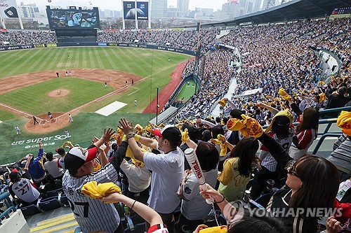 KBO tops 2 mln fans in fewest games in history