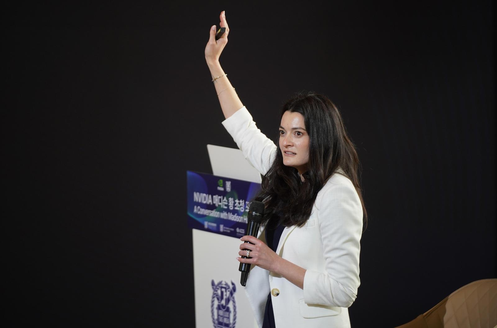 한국 온 젠슨 황 장녀 대학 강연 “AI 로켓 올라타라”