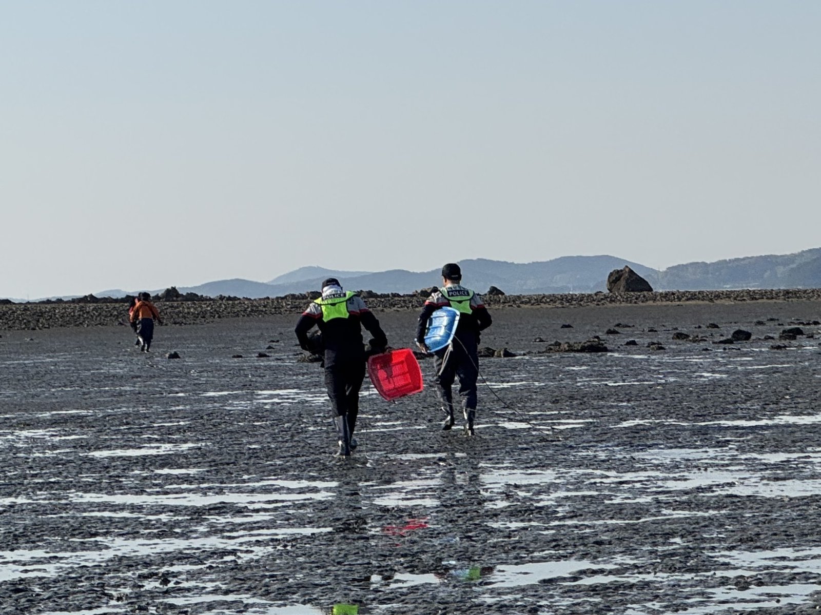 밀물 때 갯벌에 발 빠져 고립된 부녀 구조…“물때 꼭 확인해야”