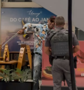 Homem é preso após ameaçar passageiros com espada em saguão do Aeroporto de Viracopos