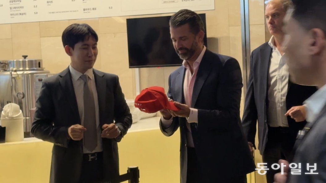 정용진 부인 콘서트 찾은 트럼프 장남…‘마가 모자’에 사인도