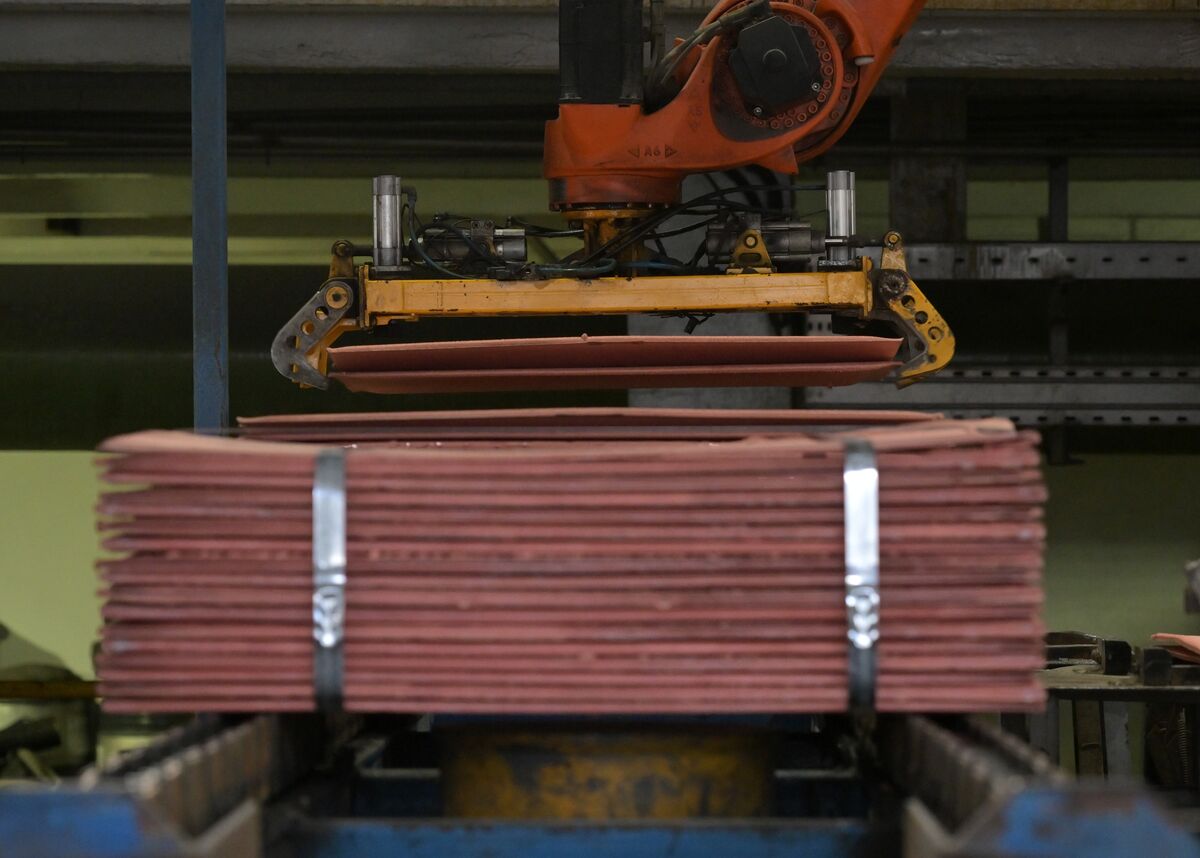 Copper Steadies After Advance as China Holiday Saps Trading