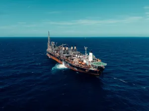 Petróleo em alta leva banco a manter aposta em PRIO e cortar Brava e PetroRecôncavo