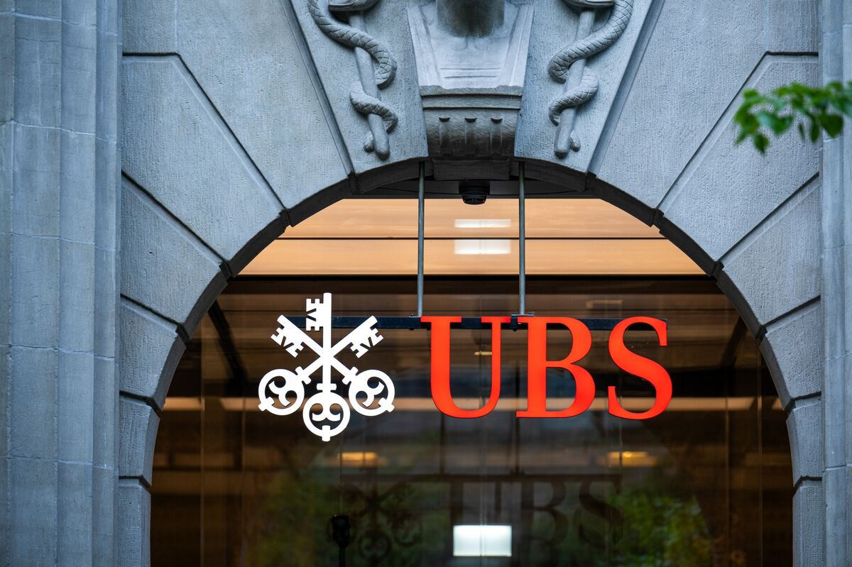 Swiss Minister Says Fear of UBS Cutting Funds Silences Lawmakers