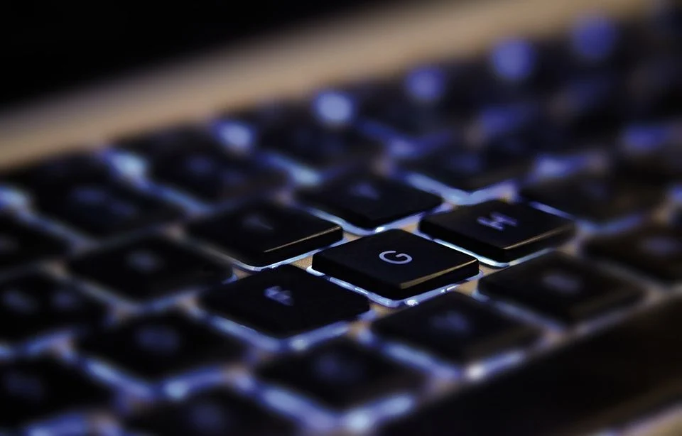 « Fraude au deuil » : Des cybercriminels s’en prennent à des personnes ayant perdu un proche