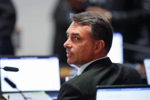 Flávio Bolsonaro critica Lula e discursa em tom de campanha em sessão do Congresso
