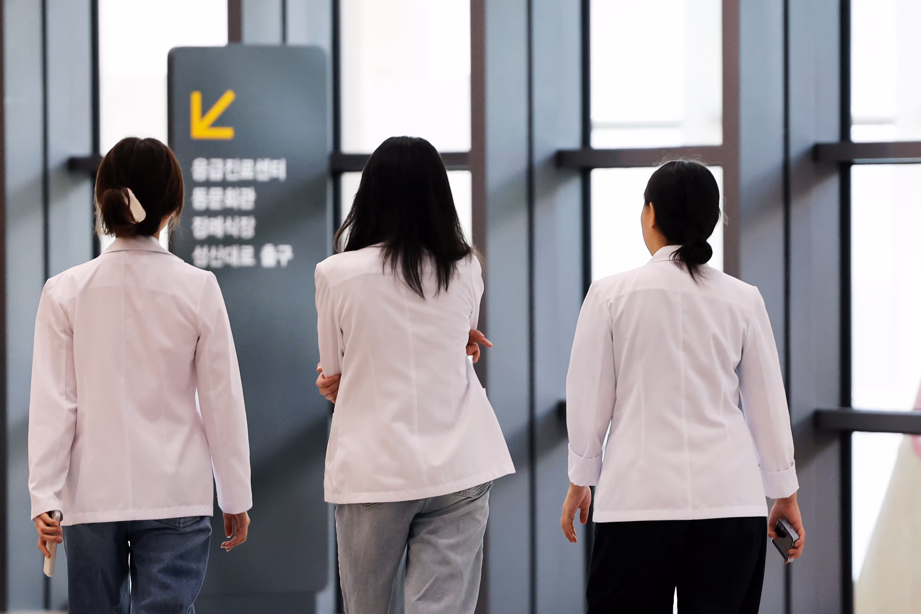 한국 의사 10명 중 7명은 주 6일 이상 근무…전공의·개원의 근무시간 가장 길어